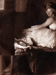 Klassieke danseres die zich aankleedt in haar lodge. 1929 (afdruk)