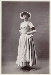 Edwardiaans portret, vrouw in 18e-eeuwse jurk