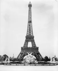 Eiffeltoren en Fontein Coutan, Parijse Expositie