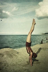 Eva doet een handstand, c 1920s