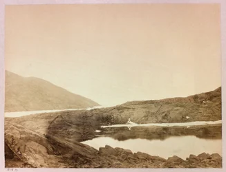 Expeditie naar de Noordpool (1875-1876) van kapitein George Nares (1831-1915): Uitzicht op Kaap Sabine vanaf Port Payer