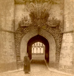 Wachter buiten de ingang van het Paleis van Pena (Palácio da Pena), Sintra, Lissabon, Portugal ca. 1888