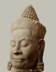 Hoofd van demon op de brug naar de Zuidpoort, Angkor Thom, Nationaal Museum, Phnom Penh