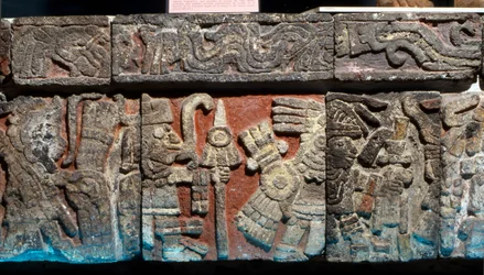Laag reliëf op een bank in Templo Mayor, Late Post-Klassieke periode, ca. 1500