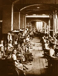 Mannen aan het werk in een touwfabriek in Turijn