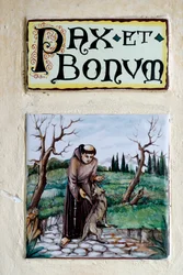 Pax et Bonum: Latijns motto en groet verspreid onder Franciscanen en in de Katholiciteit. Monterosso al Mare. Italië.