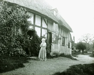 Personen bij een cottage deur