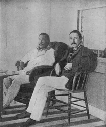 Robert Louis Stevenson met koning Kalakaua van Hawaï op de veranda van het Koninklijk Boothuis in Honolulu