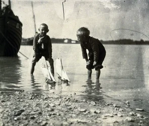 Strandscène, portret van twee jongens, circa 1900-1905