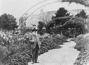 Claude Monet in zijn tuin in Giverny, 1925
