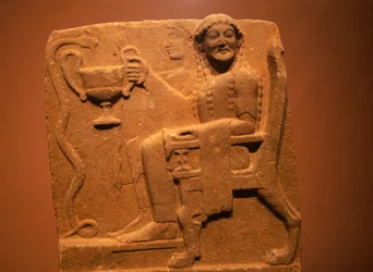 Stele met reliëf dat godheden en slangen afbeeldt, uit Sparta, Griekenland, Griekse beschaving