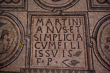 Detail van een inscriptie (mozaïek)